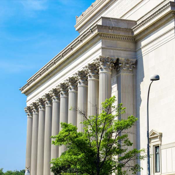 Sede bancaria con documenti digitali e controlli di due diligence sugli immobili a garanzia