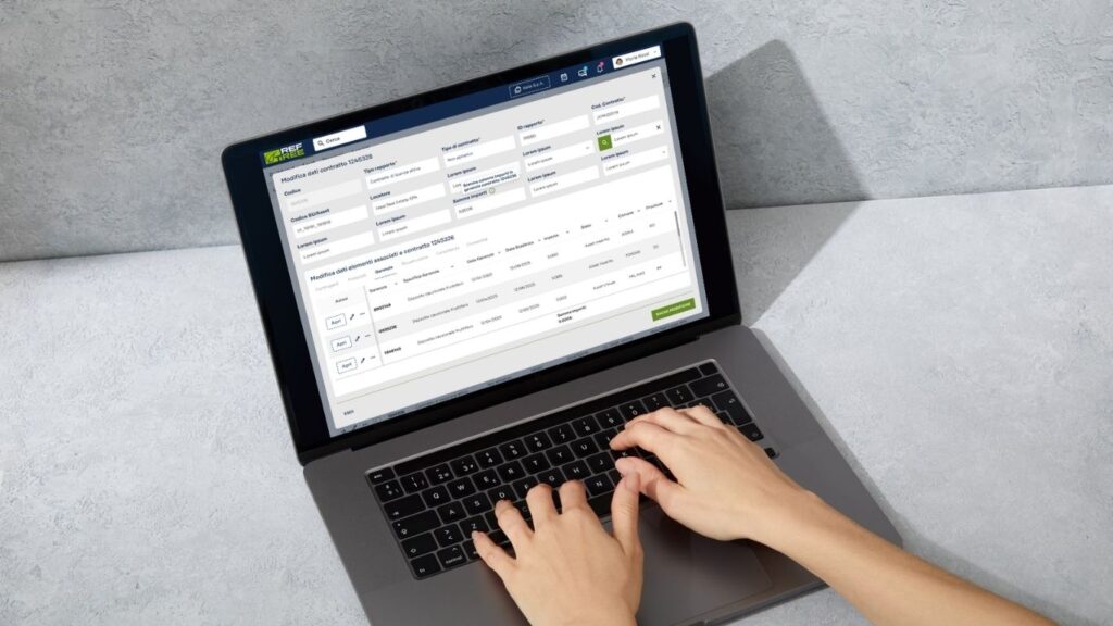 Persona che lavora col laptop